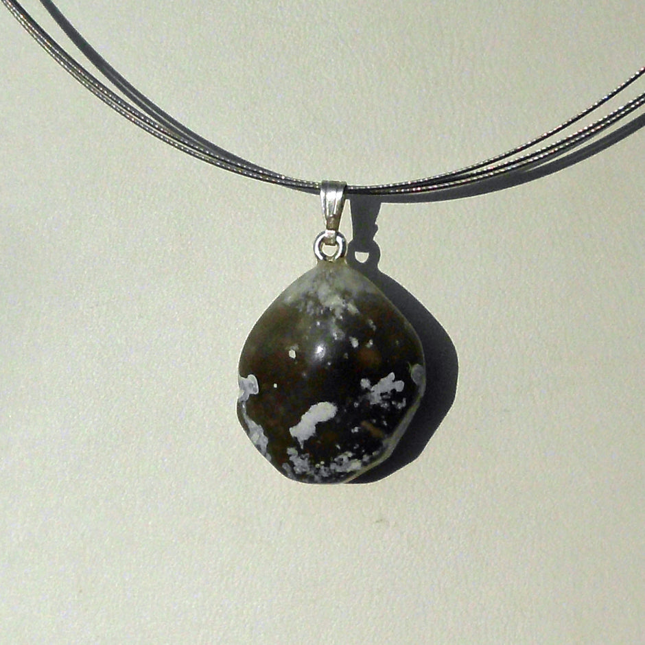 Polierter Fossil-Anhänger Brachiopode aus Feuerstein