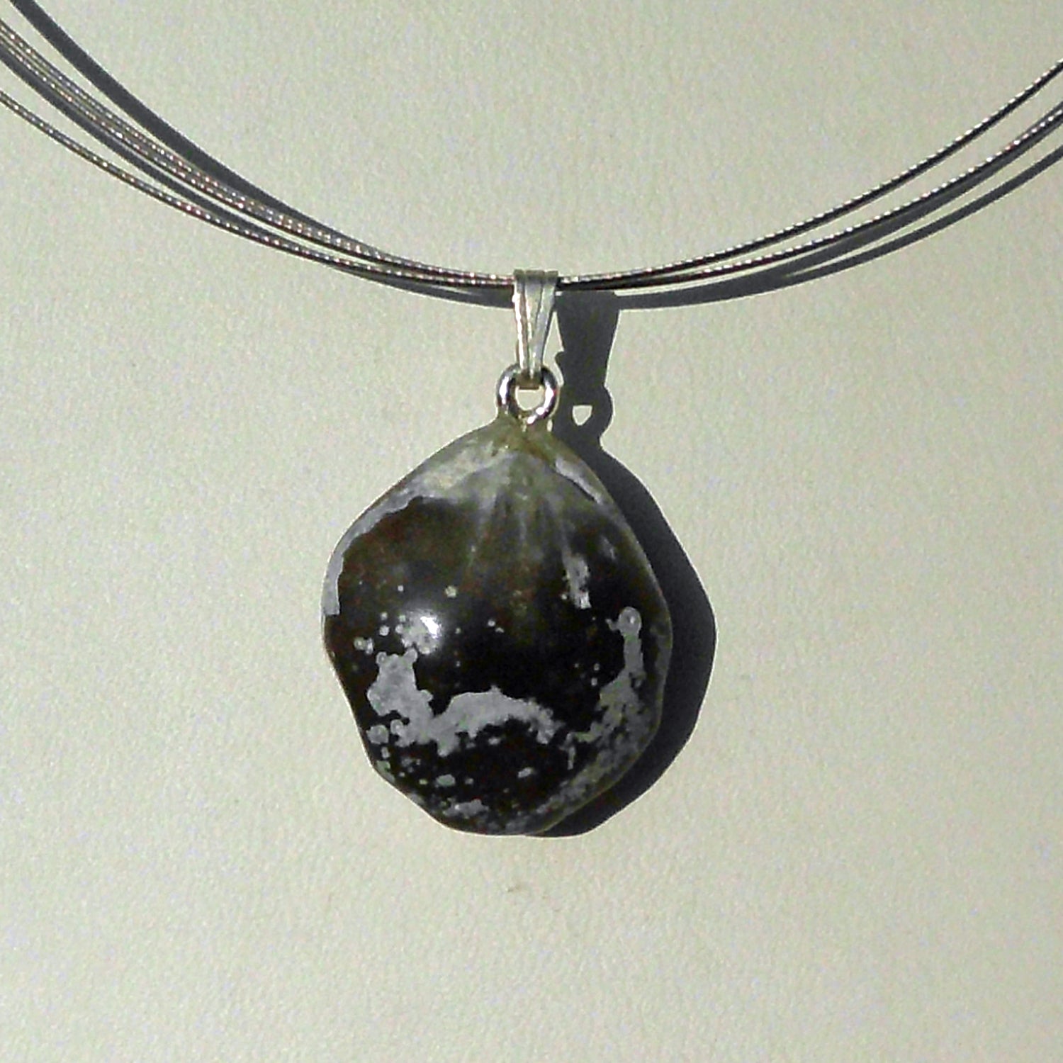 Polierter Fossil-Anhänger Brachiopode aus Feuerstein