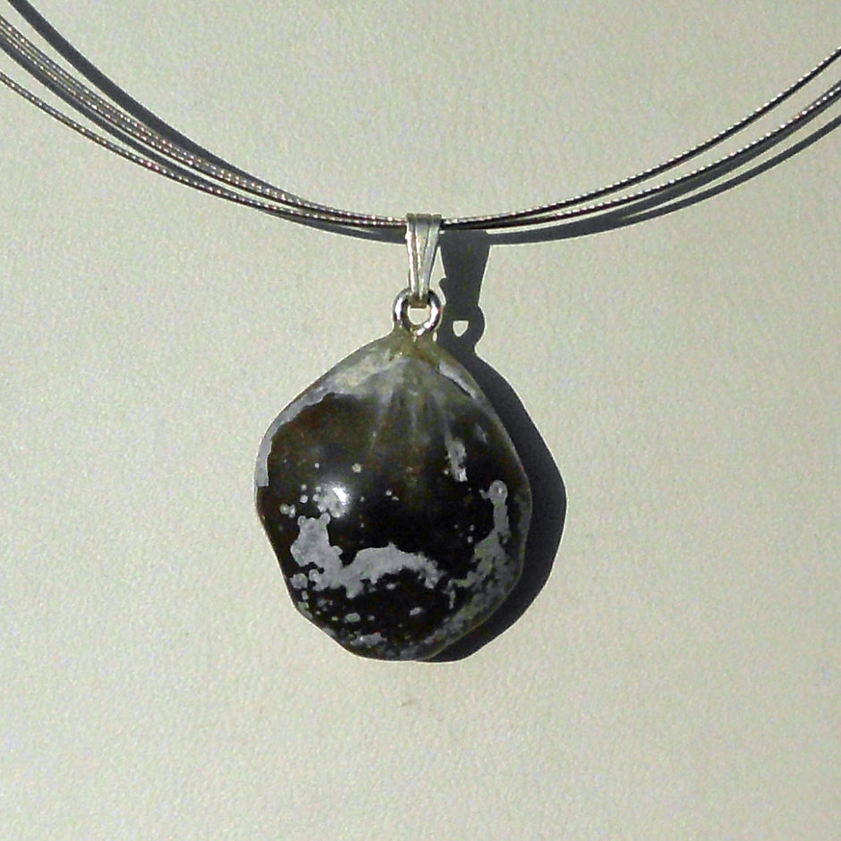 Polierter Fossil-Anhänger Brachiopode aus Feuerstein