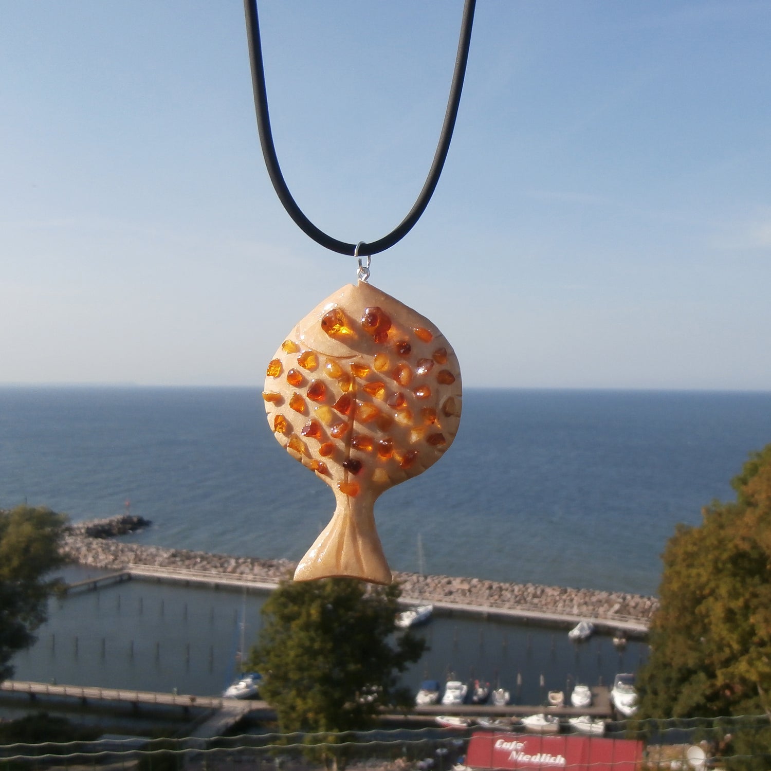 Steinbutt aus Holz und Bernstein, ein Unikat von Rügen