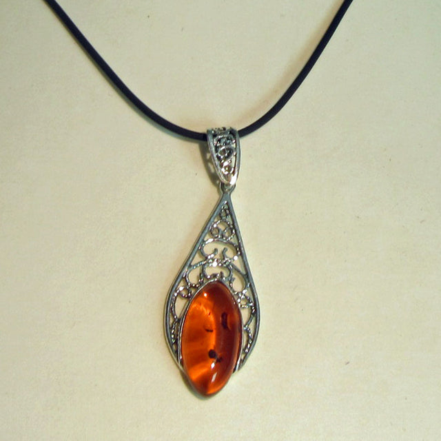 Bernsteinring in filigranem Silber, Unikat von Rügen