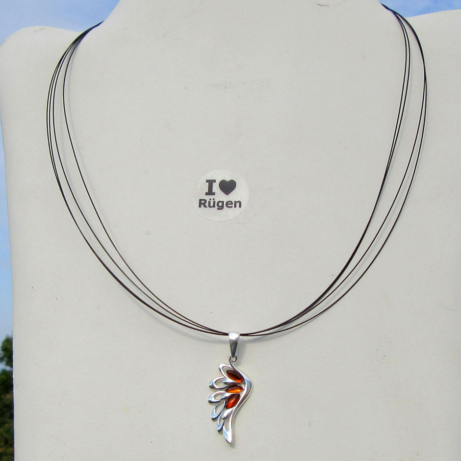 Eleganter Anhänger in Form eines Engelsflügels mit Bernstein