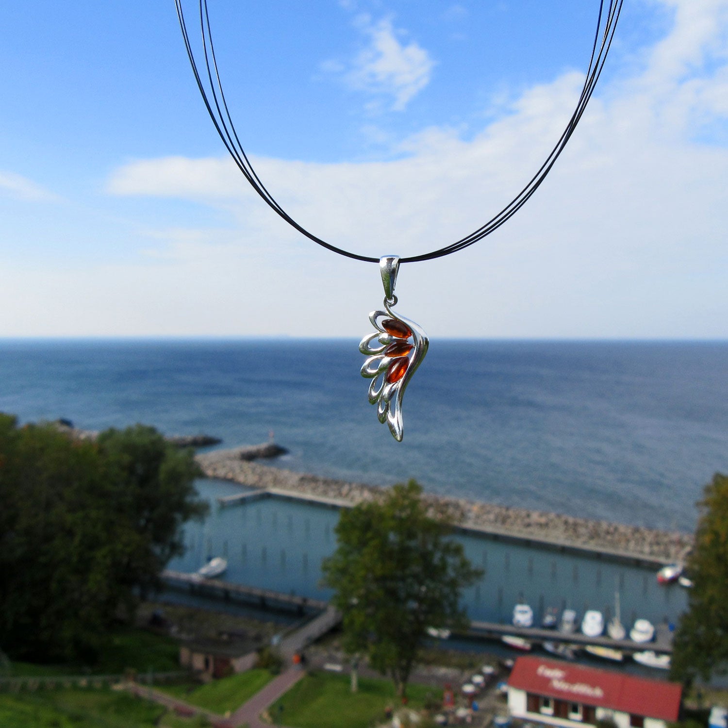 Eleganter Anhänger in Form eines Engelsflügels mit Bernstein