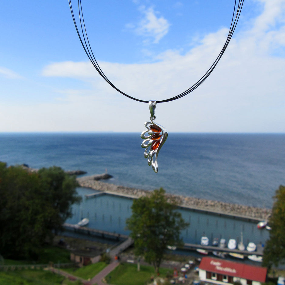 Eleganter Anhänger in Form eines Engelsflügels mit Bernstein