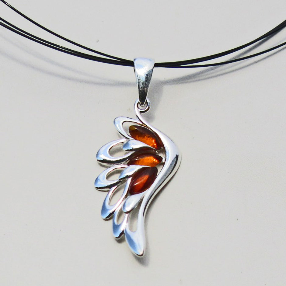 Eleganter Anhänger in Form eines Engelsflügels mit Bernstein