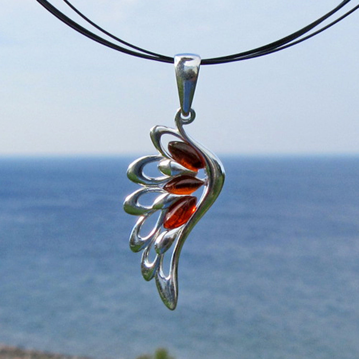 Eleganter Anhänger in Form eines Engelsflügels mit Bernstein