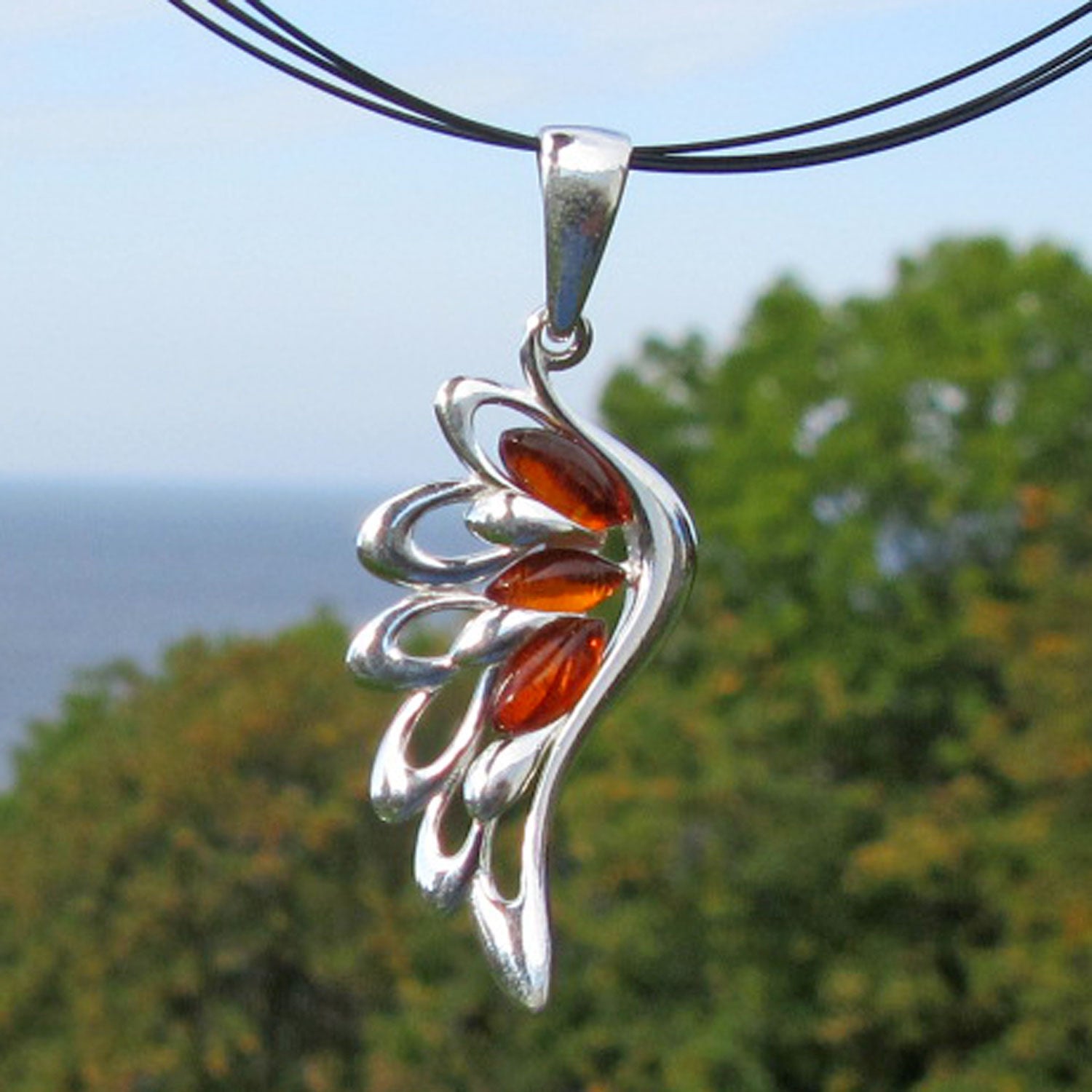 Eleganter Anhänger in Form eines Engelsflügels mit Bernstein