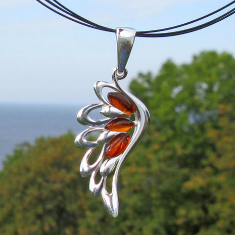 Eleganter Anhänger in Form eines Engelsflügels mit Bernstein