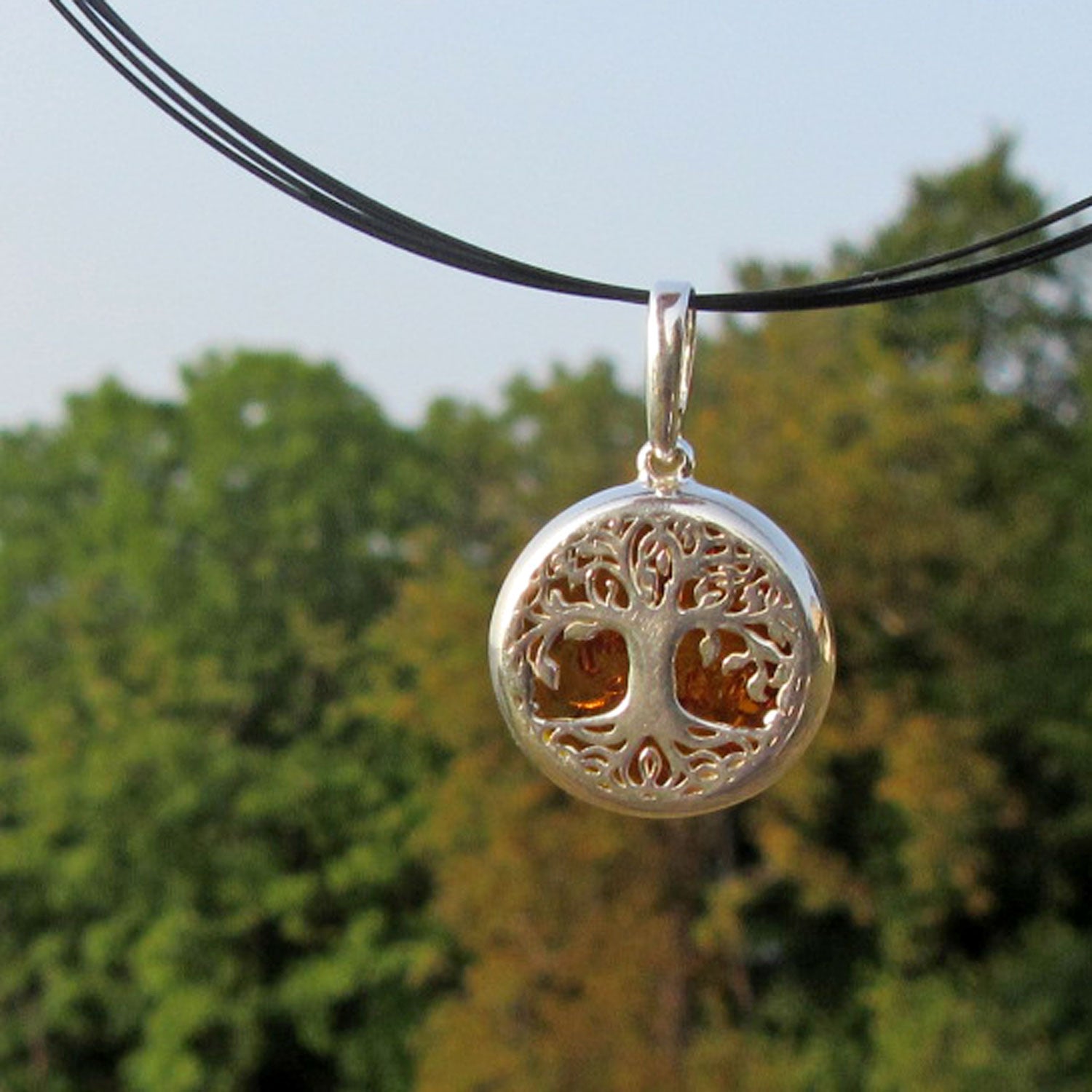 Baum des Lebens Silberanhänger mit kognacfarbener Bernsteinscheibe