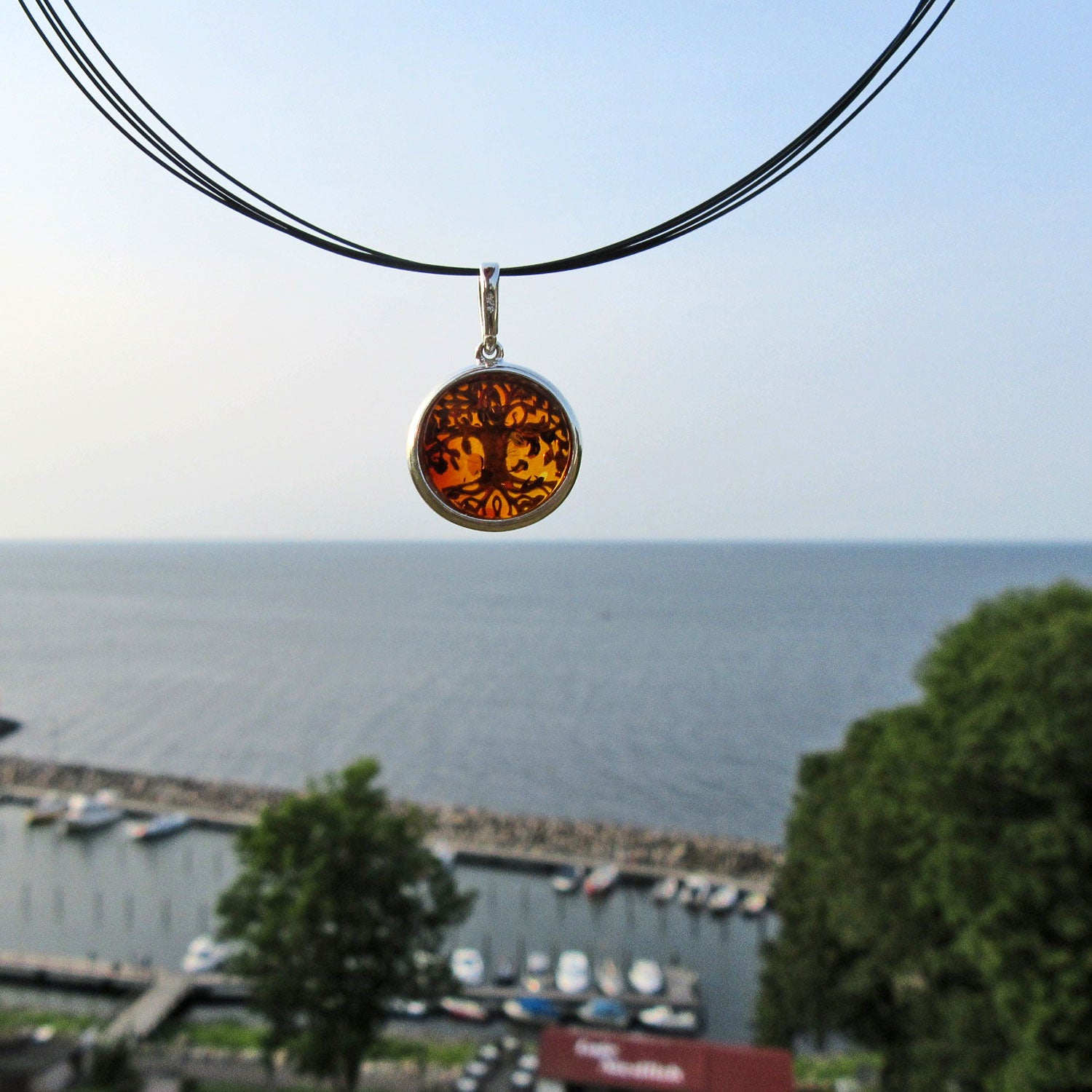 Baum des Lebens Silberanhänger mit kognacfarbener Bernsteinscheibe