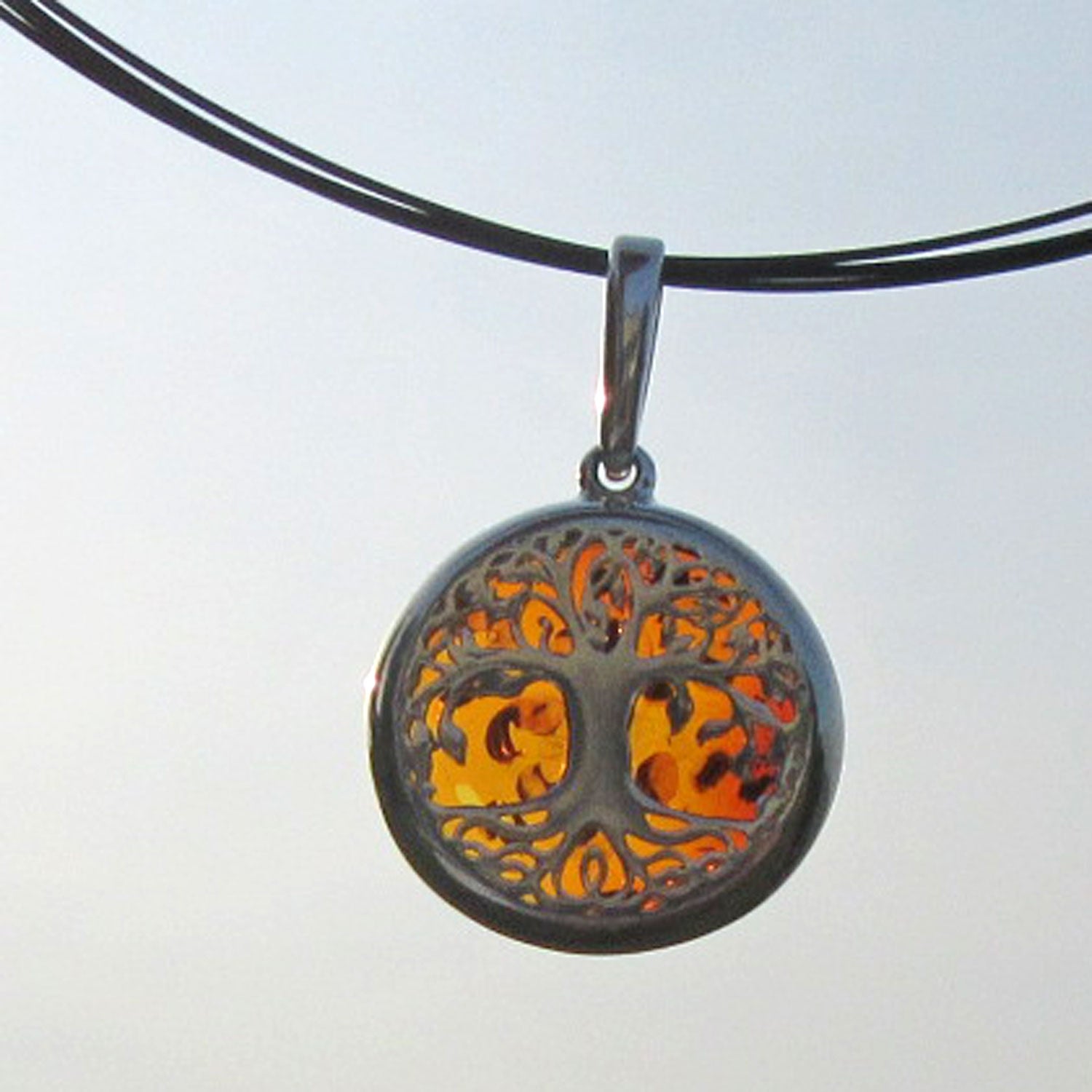 Baum des Lebens Silberanhänger mit kognacfarbener Bernsteinscheibe