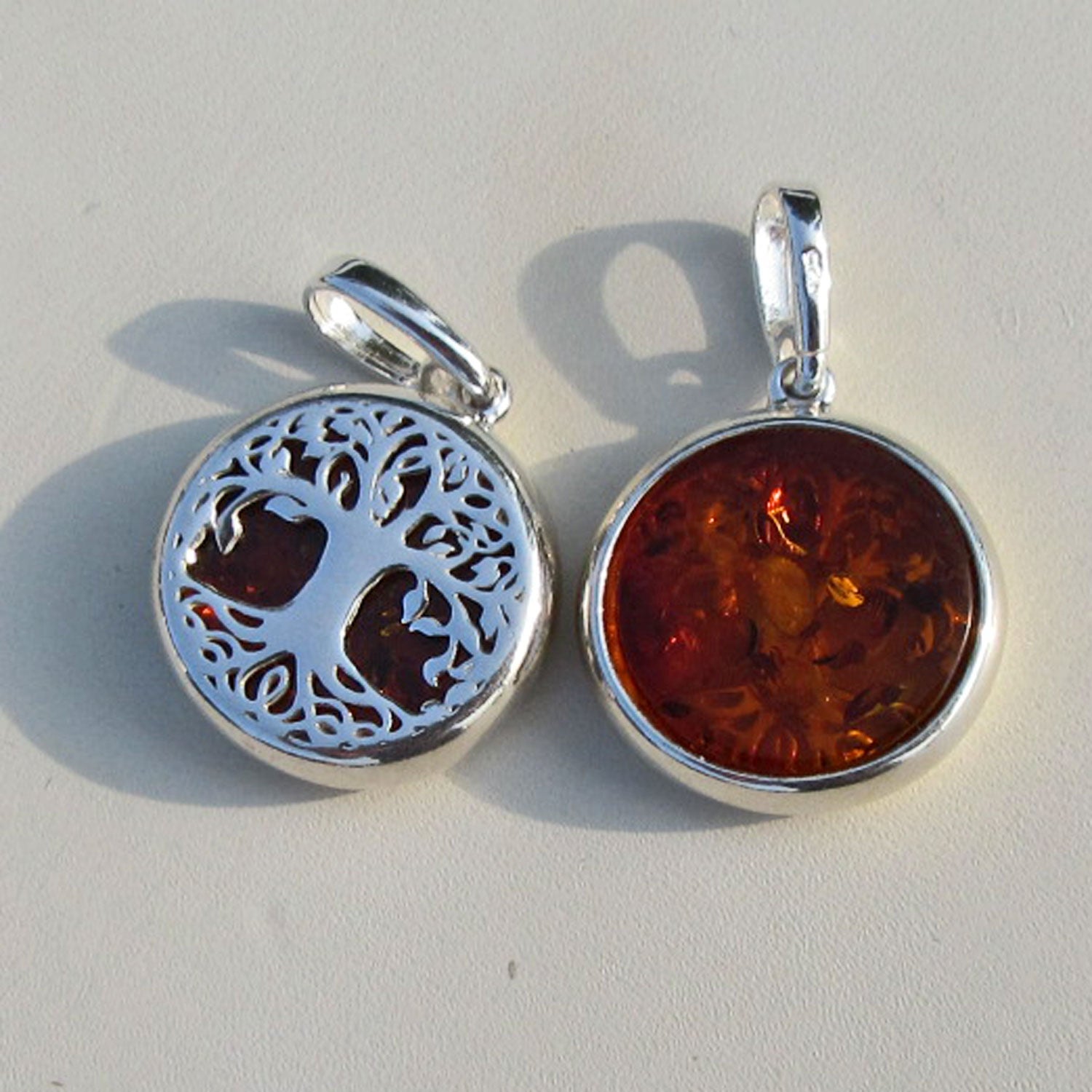 Baum des Lebens Silberanhänger mit kognacfarbener Bernsteinscheibe