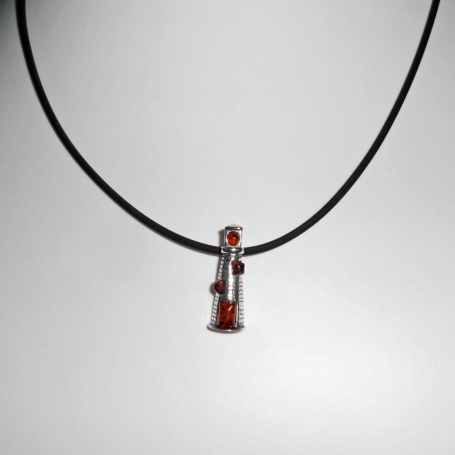 Leuchtturm-Anhänger aus Silber mit Bernstein, Unikat