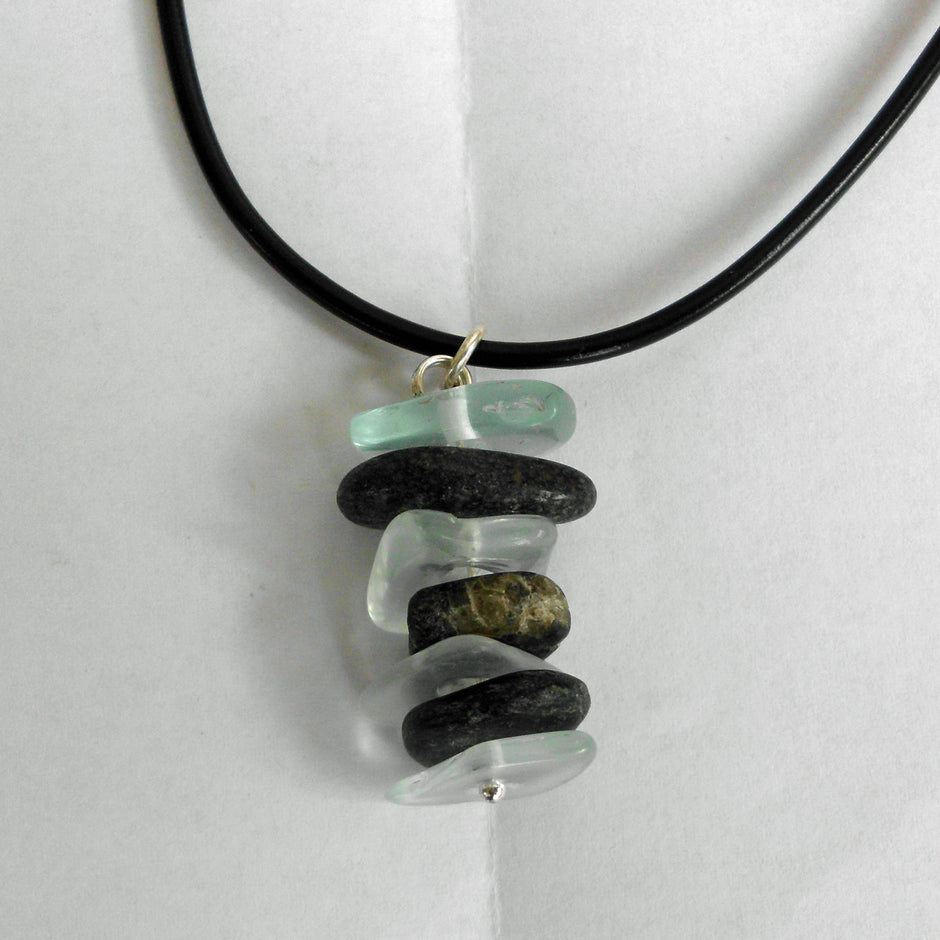 Einzelstück Anhänger aus Seeglas und Kieseln, maritim