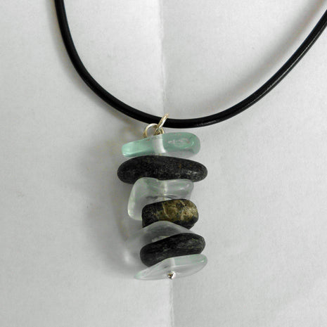 Einzelstück Anhänger aus Seeglas und Kieseln, maritim