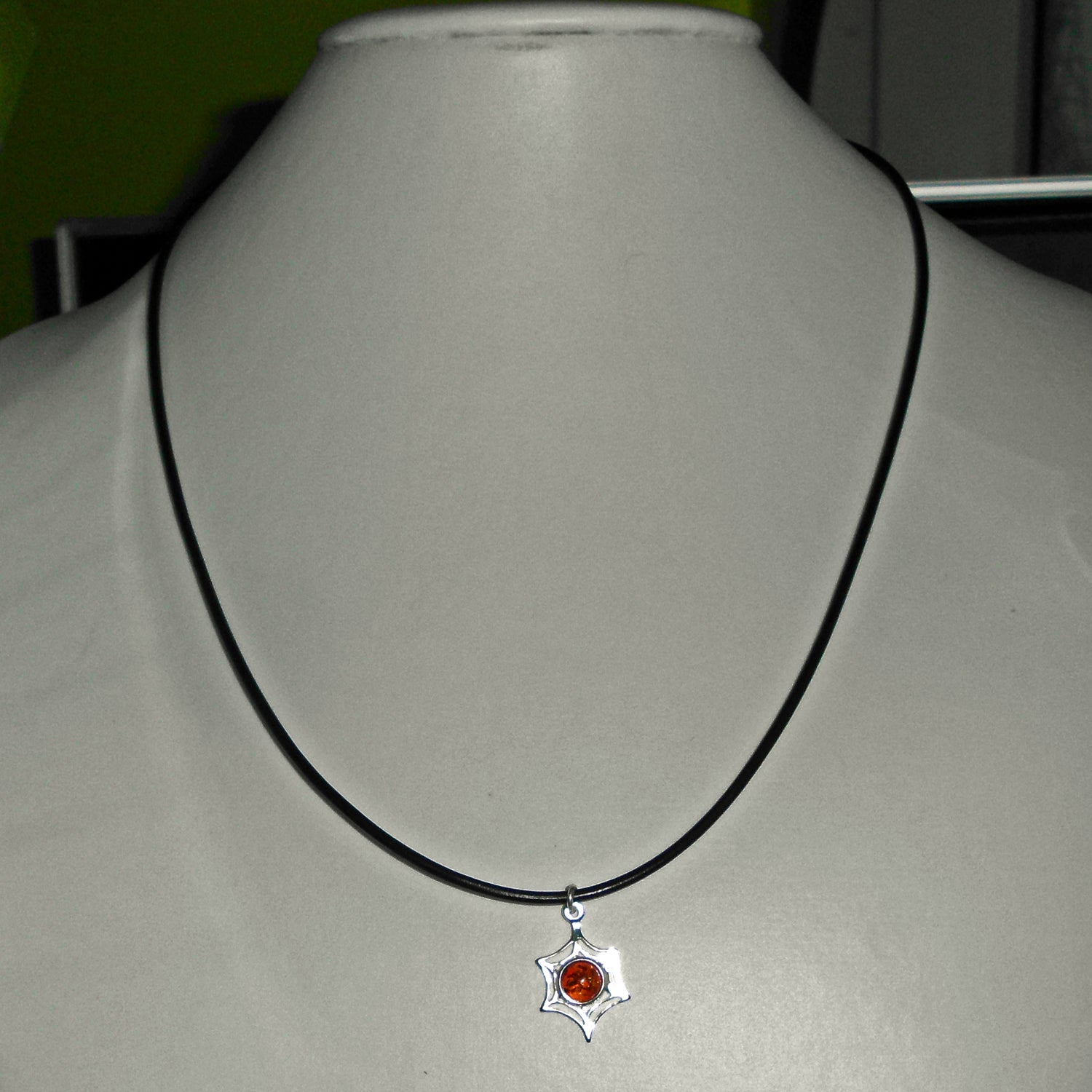 Einzelstück: Silberanhänger mit Bernsteinperle im Spinnennetz