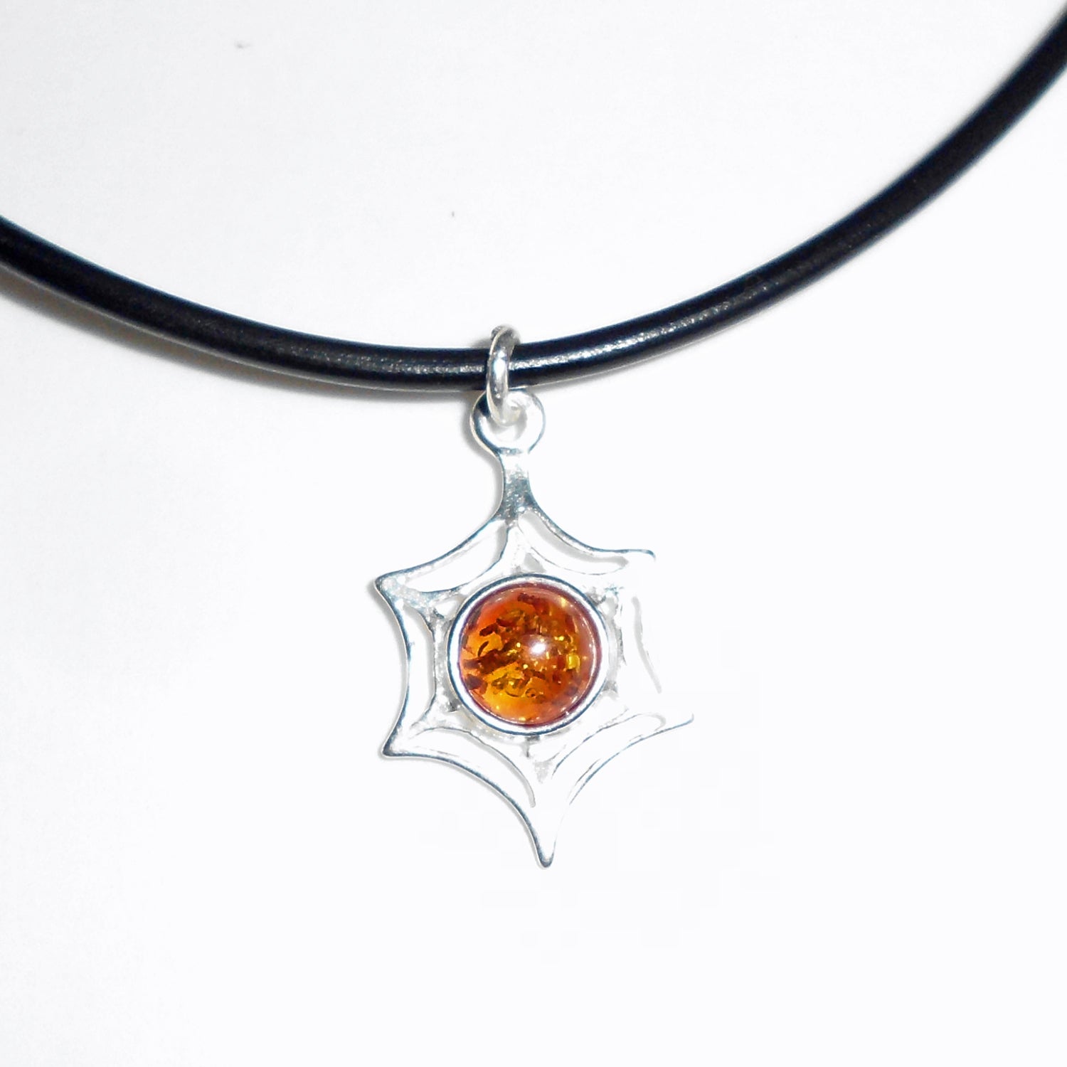 Einzelstück: Silberanhänger mit Bernsteinperle im Spinnennetz