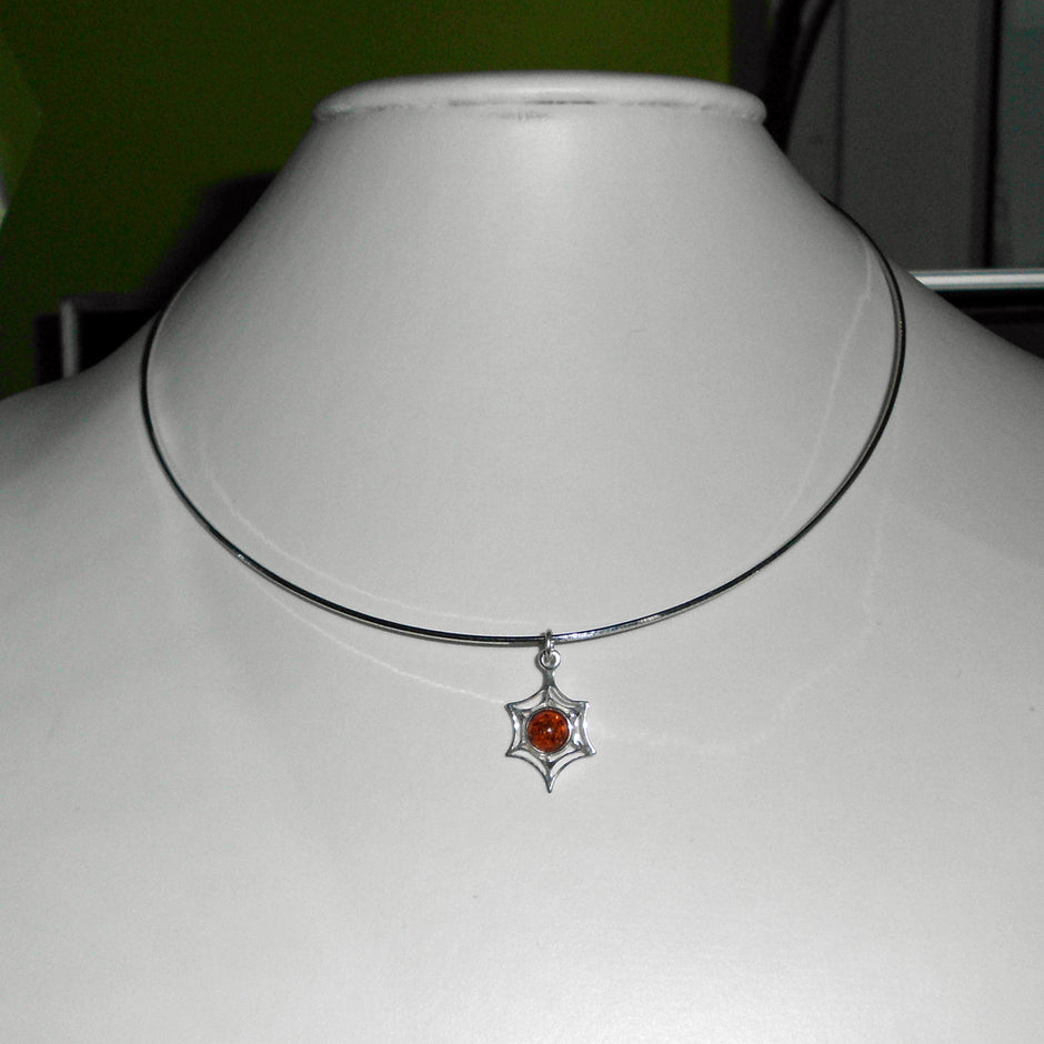 Einzelstück: Silberanhänger mit Bernsteinperle im Spinnennetz