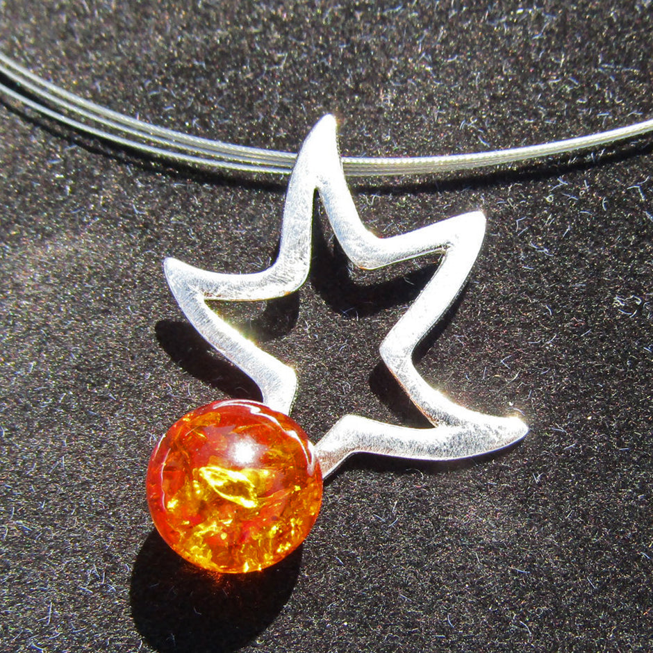 Wunderschöner Anhänger als Stern mit kognacfarbener Bernsteinperle