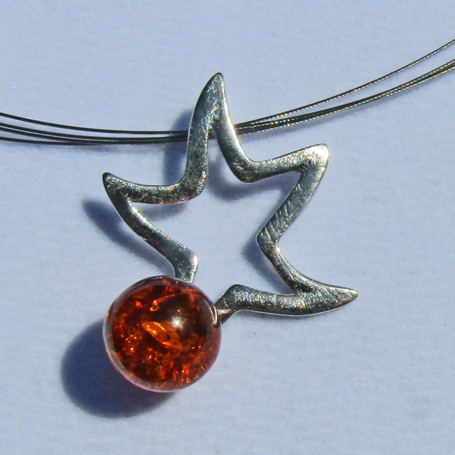 Wunderschöner Anhänger als Stern mit kognacfarbener Bernsteinperle