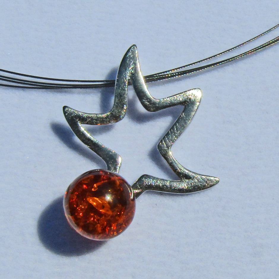 Wunderschöner Anhänger als Stern mit kognacfarbener Bernsteinperle