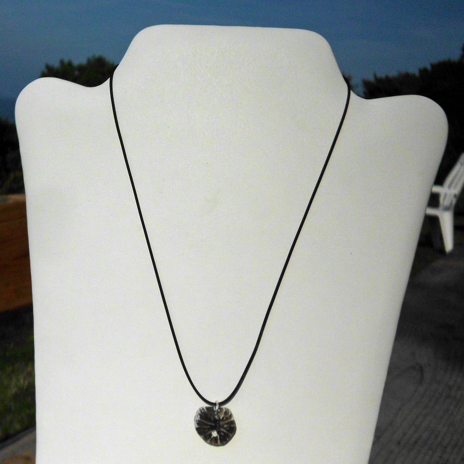 Anhänger aus versteineter Koralle Parasmilia, Silber und Kautschuk