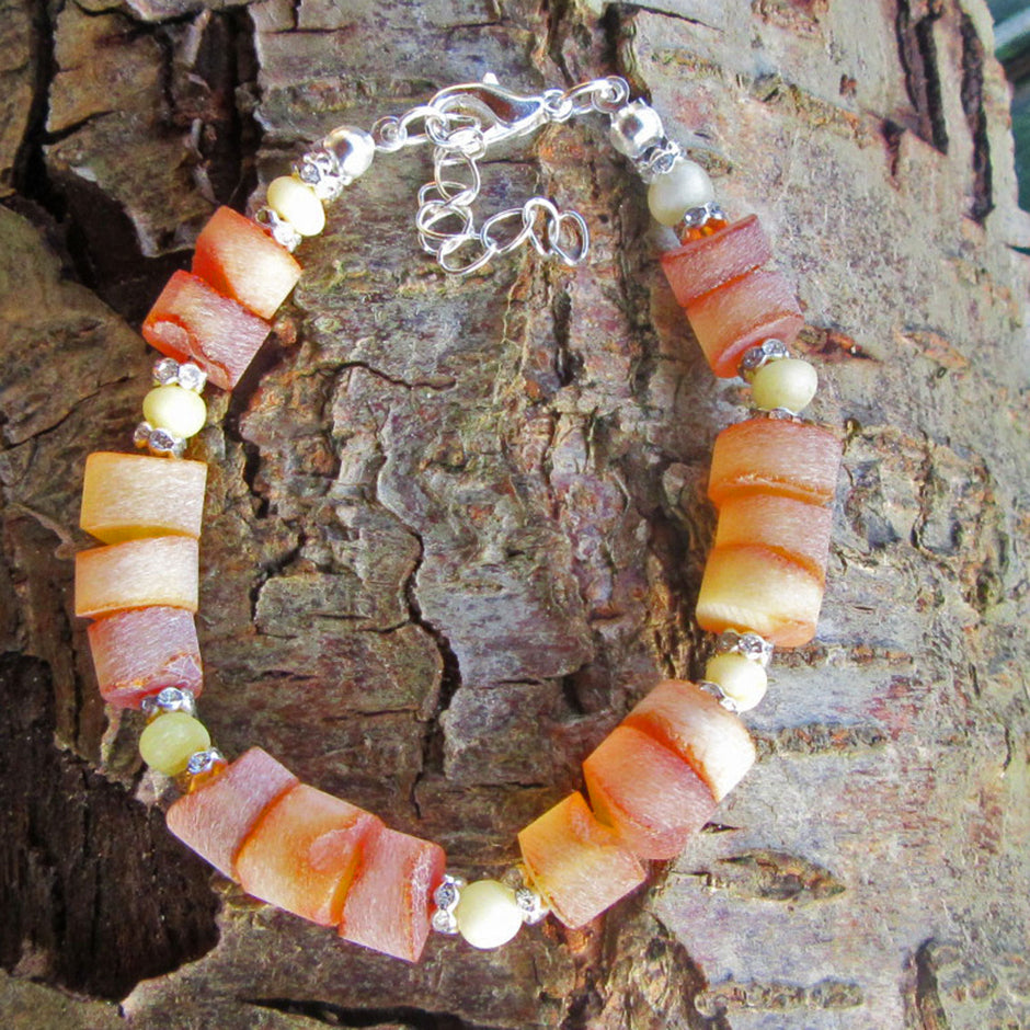Armband aus unpolierten Bernsteinzylindern und Strassperlen