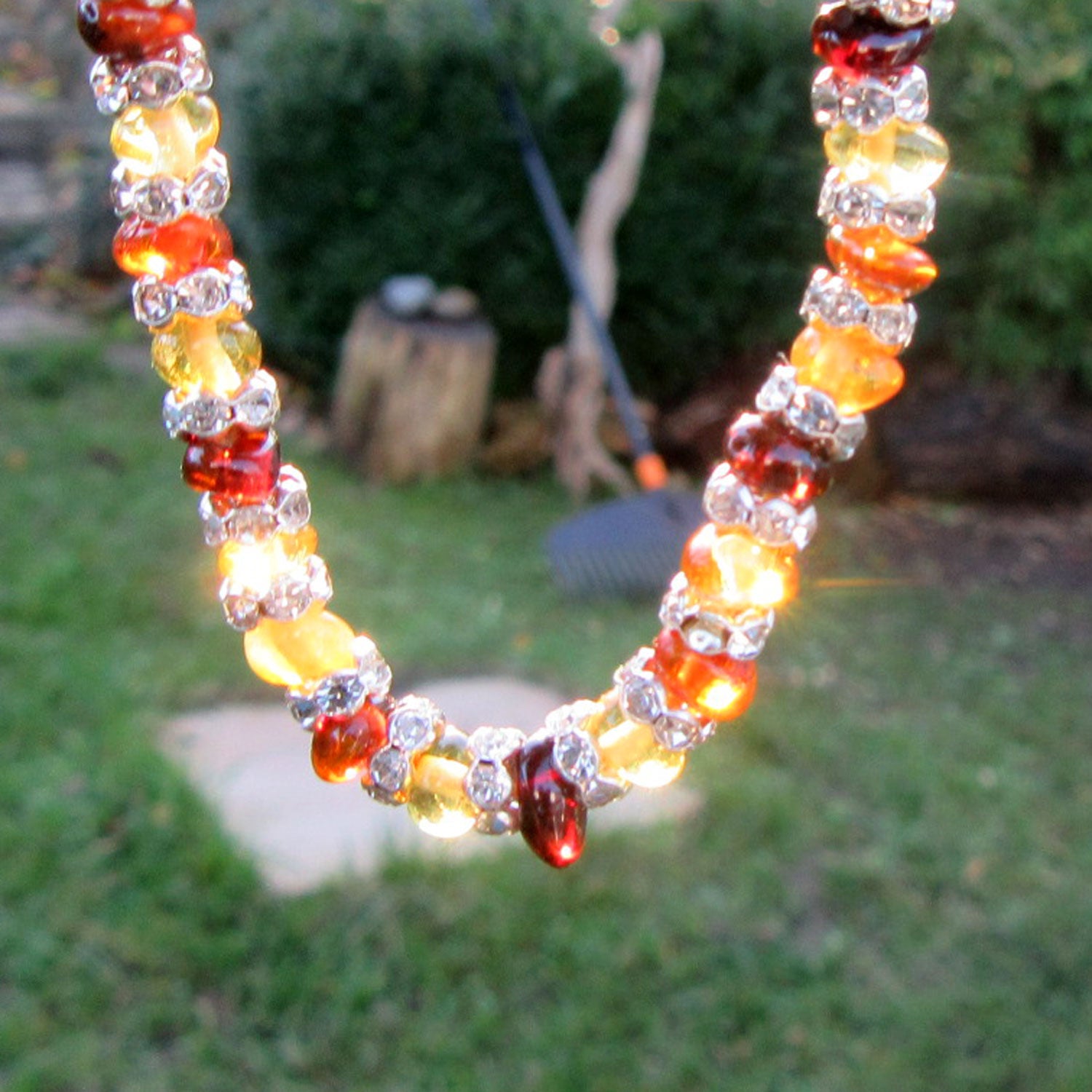 Einzigartiges Armband aus polierten Bernsteinen