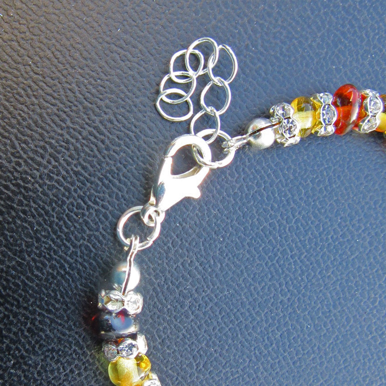 Einzigartiges Armband aus polierten Bernsteinen