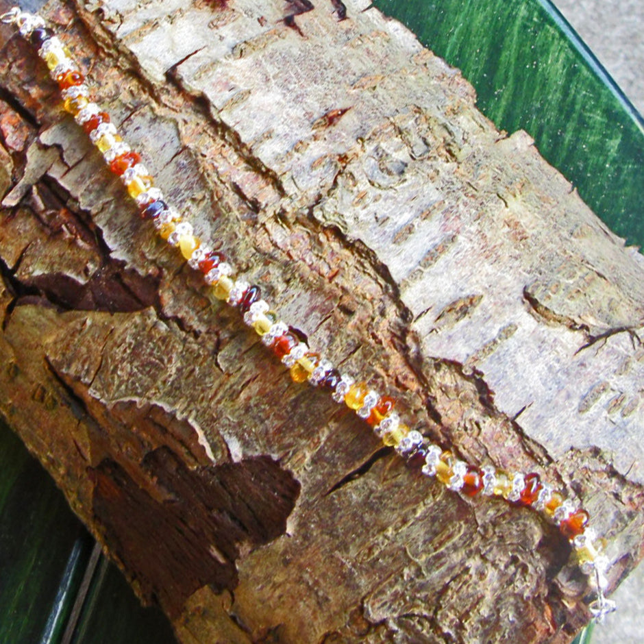 Einzigartiges Armband aus polierten Bernsteinen