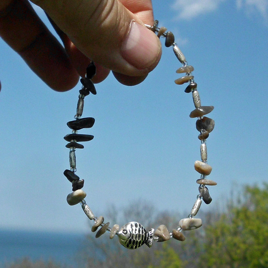Handgefertigtes Armband aus Feuerstein und Silber mit Fisch