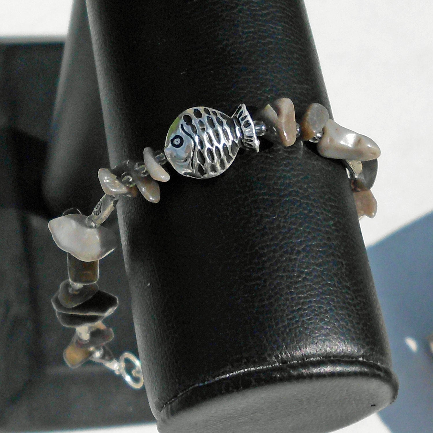 Handgefertigtes Armband aus Feuerstein und Silber mit Fisch