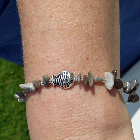 Handgefertigtes Armband aus Feuerstein und Silber mit Fisch