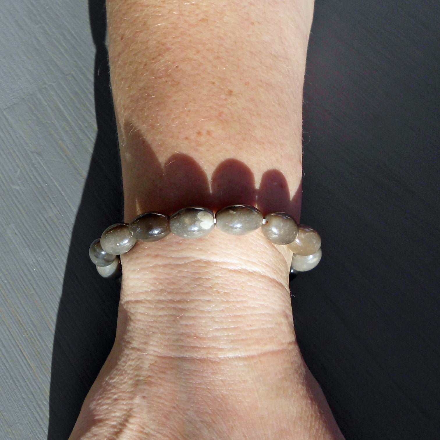 Einzelstück: Armband aus Feuersteinen in Olivenform