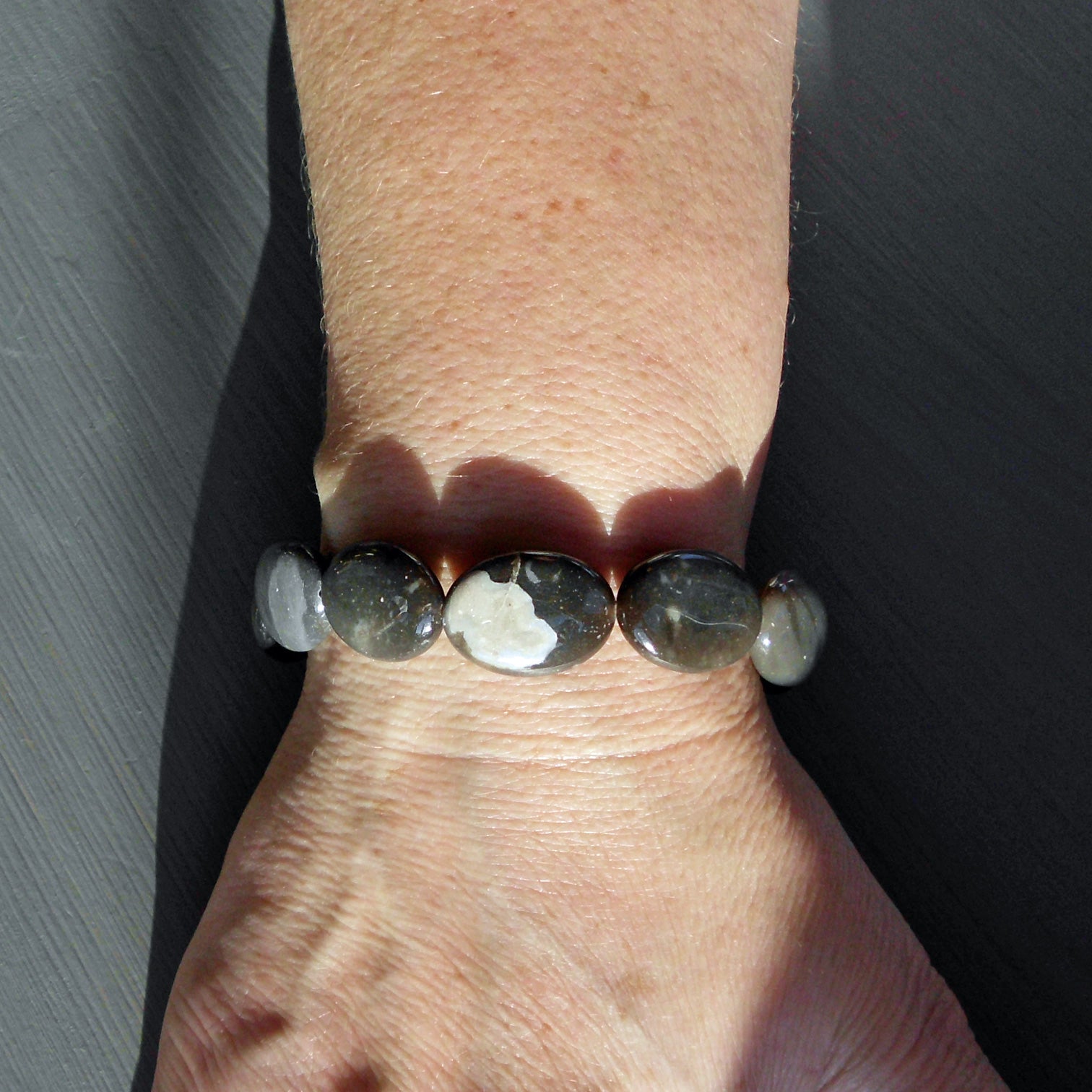 Einzelstück: Linsenarmband aus Feuerstein von Rügen