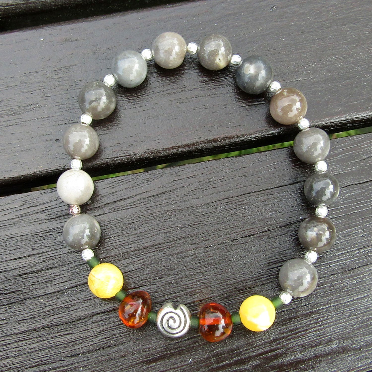 Armband aus Feuerstein, Bernstein und Silber, Unikat