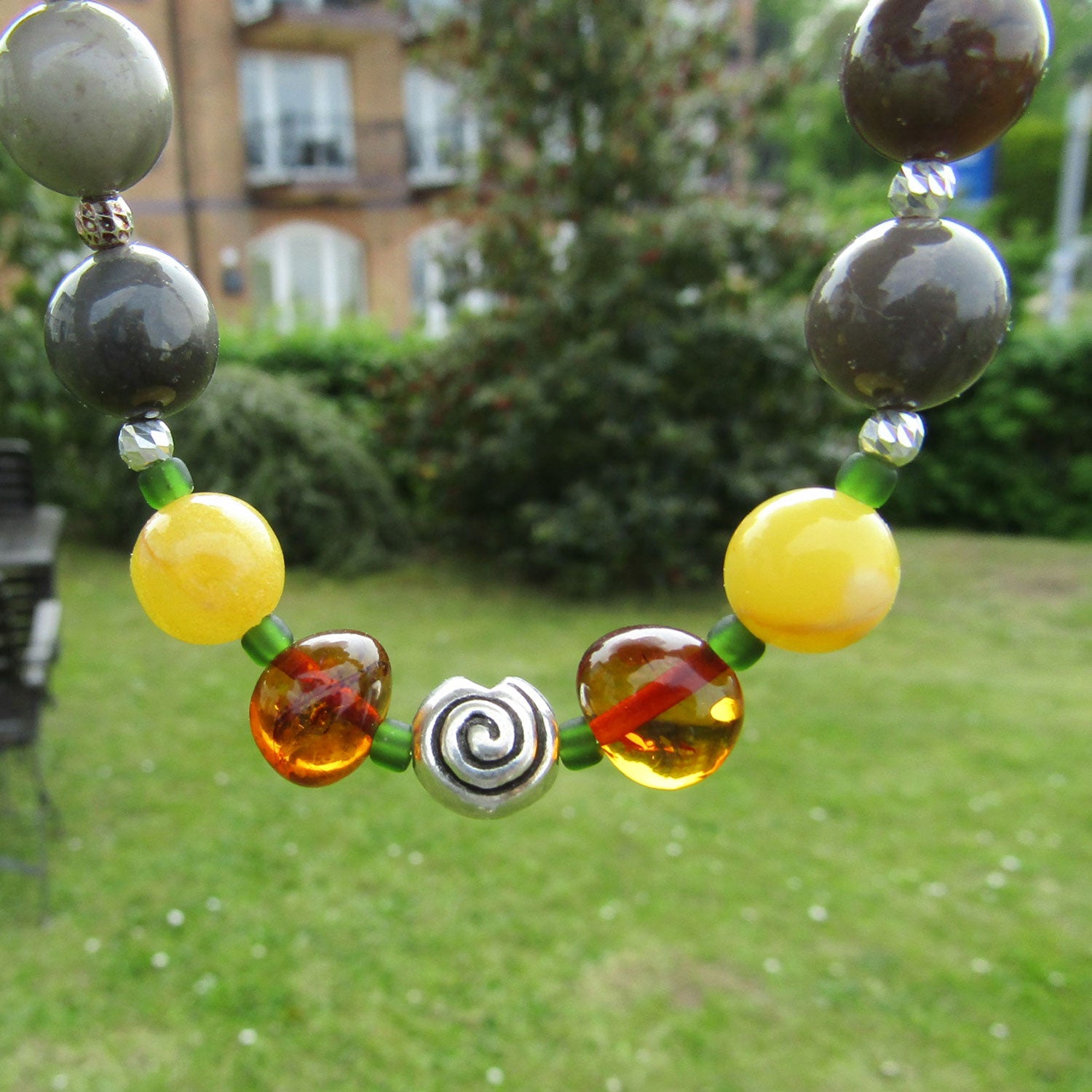 Armband aus Feuerstein, Bernstein und Silber, Unikat