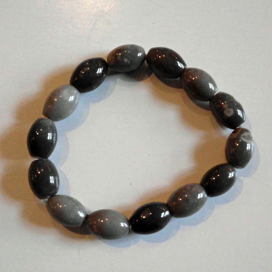 Einzelstück: Armband aus Feuersteinen in Olivenform