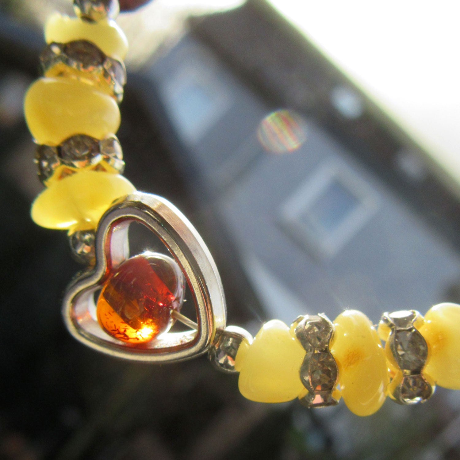 Armband aus echtem Bernstein mit Herz, Strass- und Silberperlen – Unikat von der Ostsee