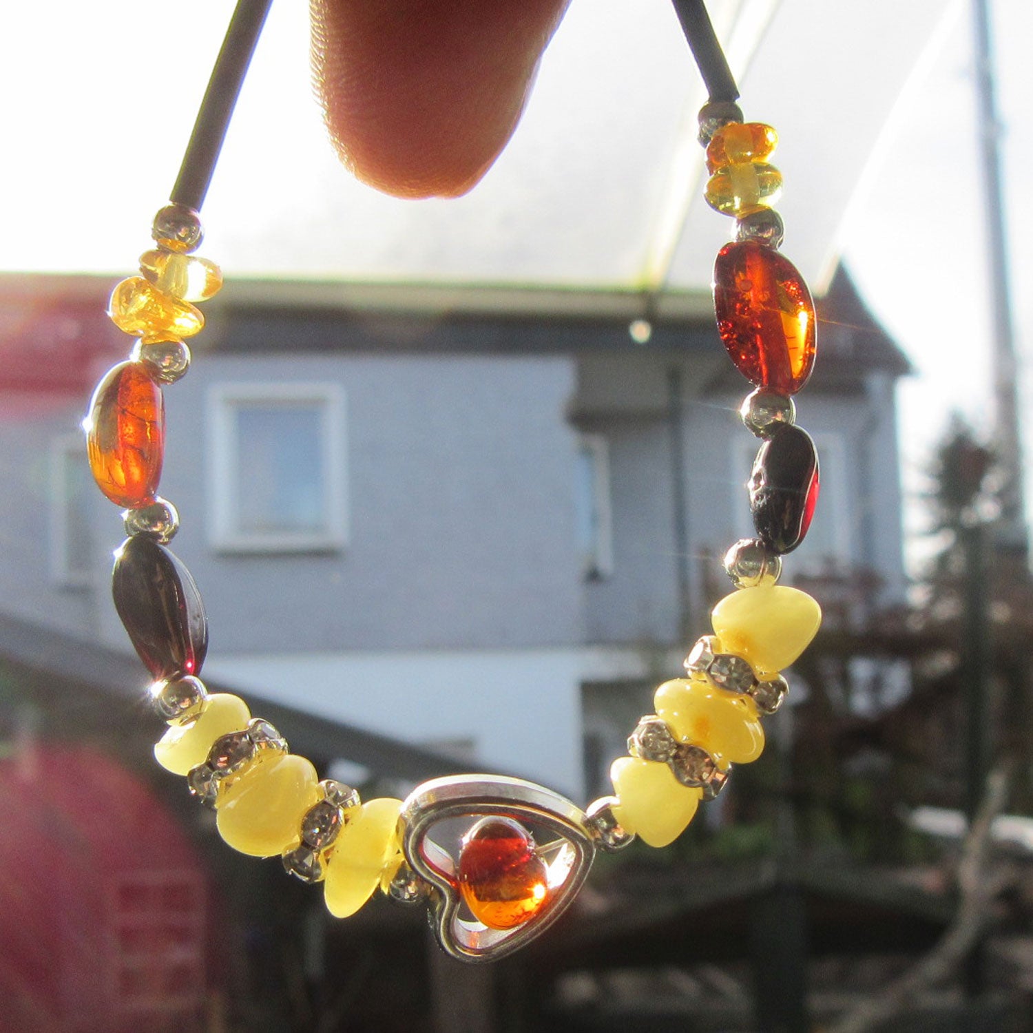 Armband aus echtem Bernstein mit Herz, Strass- und Silberperlen – Unikat von der Ostsee