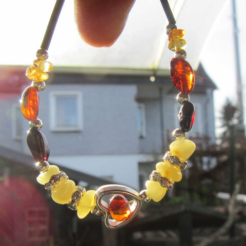 Armband aus echtem Bernstein mit Herz, Strass- und Silberperlen – Unikat von der Ostsee