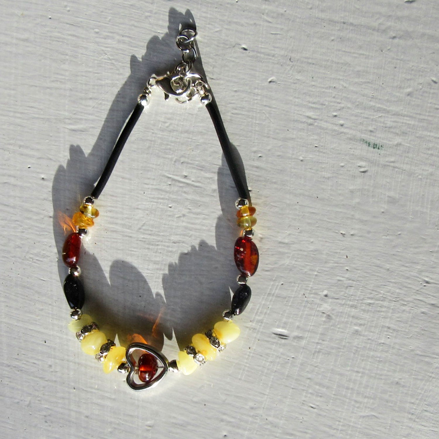 Armband aus echtem Bernstein mit Herz, Strass- und Silberperlen – Unikat von der Ostsee