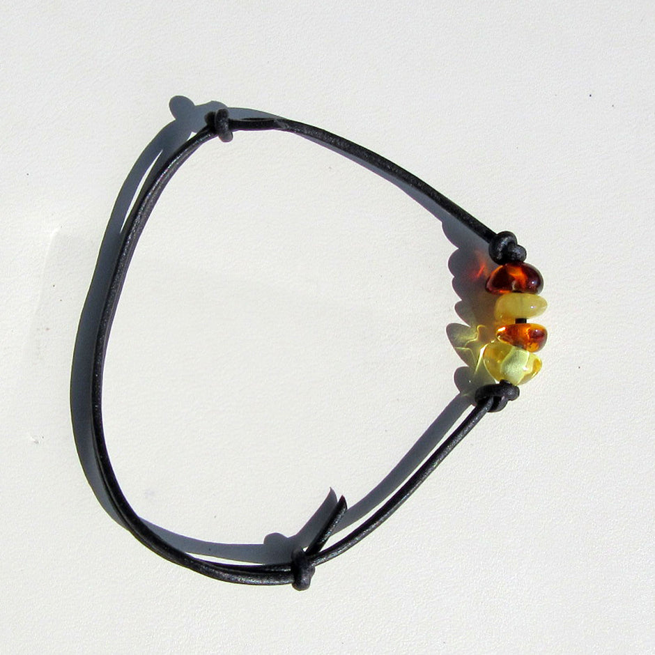 Schwarzes Lederarmband mit bunten Bernsteinen, Unikat