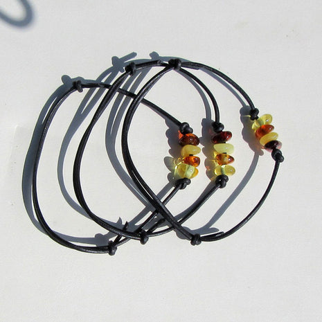 Schwarzes Lederarmband mit bunten Bernsteinen, Unikat