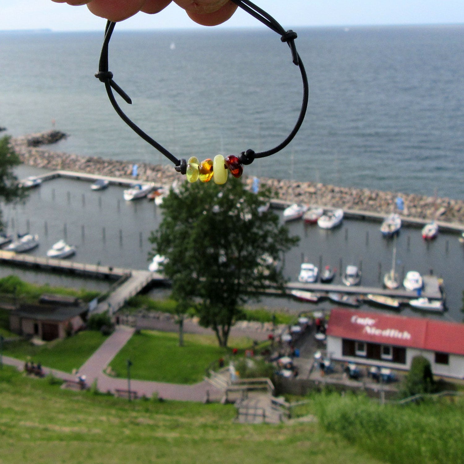 Schwarzes Lederarmband mit bunten Bernsteinen, Unikat