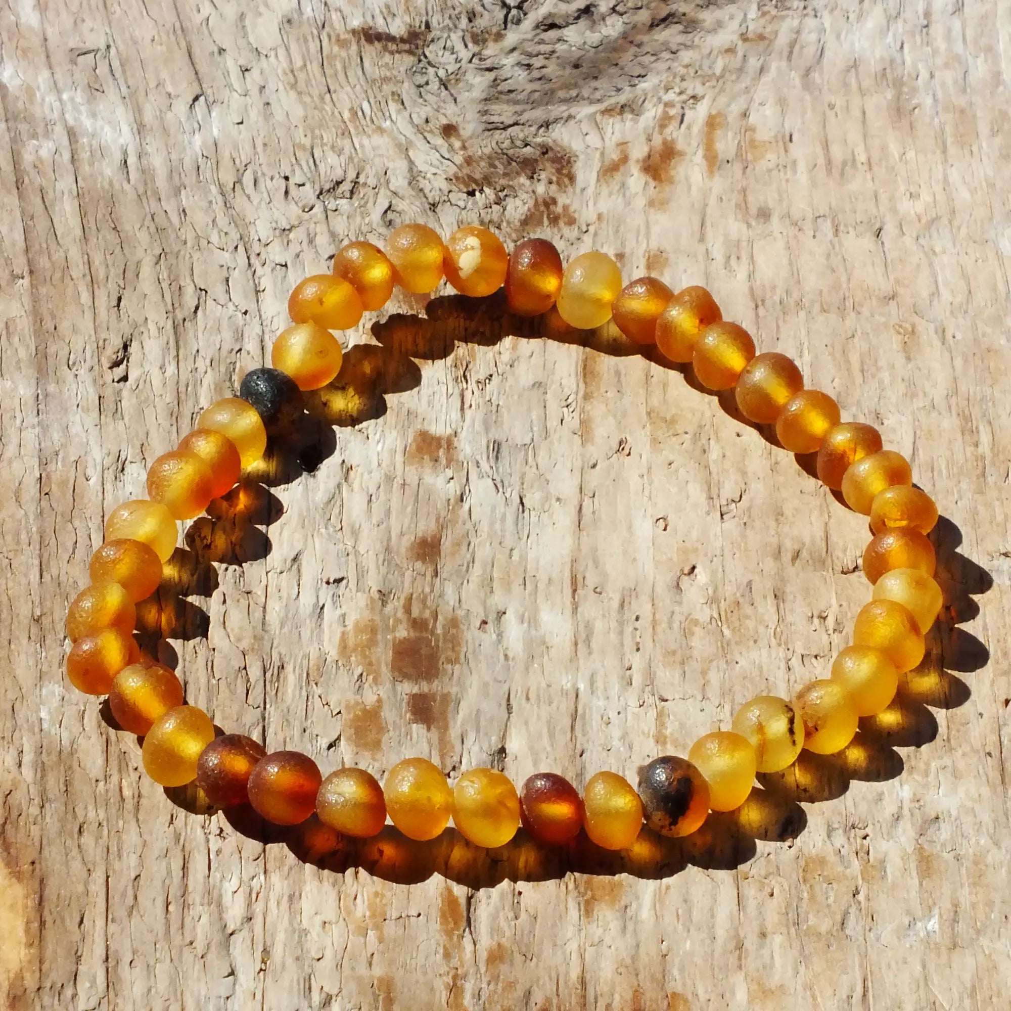 Bernsteinarmband – kleine unpolierte Perlen