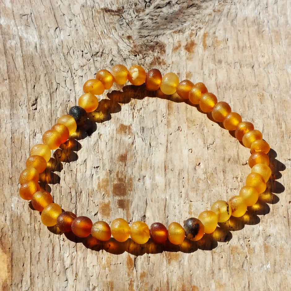 Bernsteinarmband – kleine unpolierte Perlen