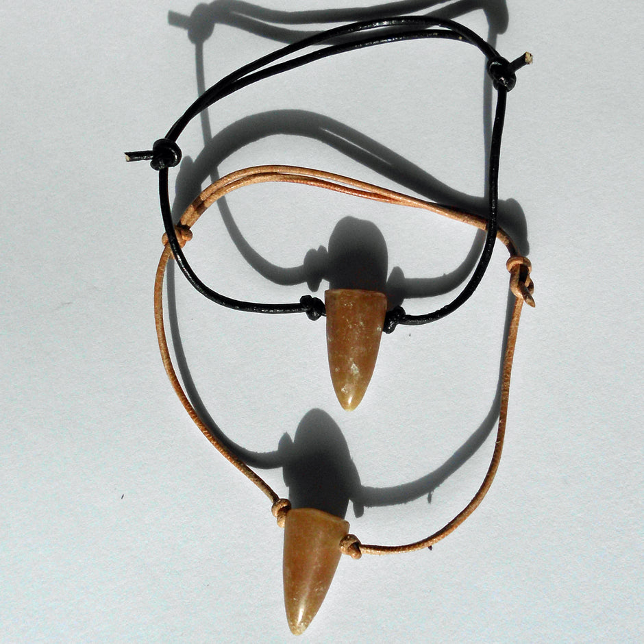 Lederarmband mit Donnerkeilspitze, verstellbar und einzigartig