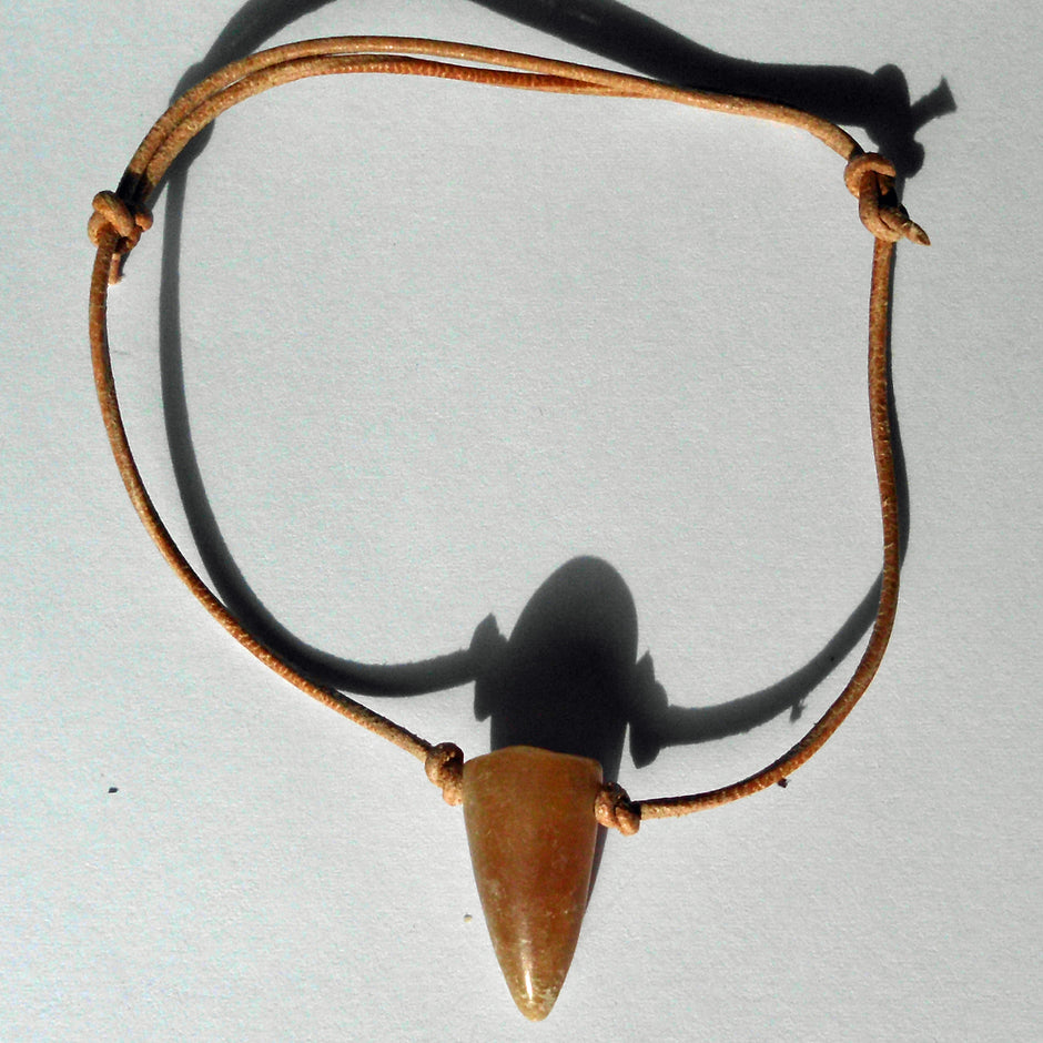 Lederarmband mit Donnerkeilspitze, verstellbar und einzigartig
