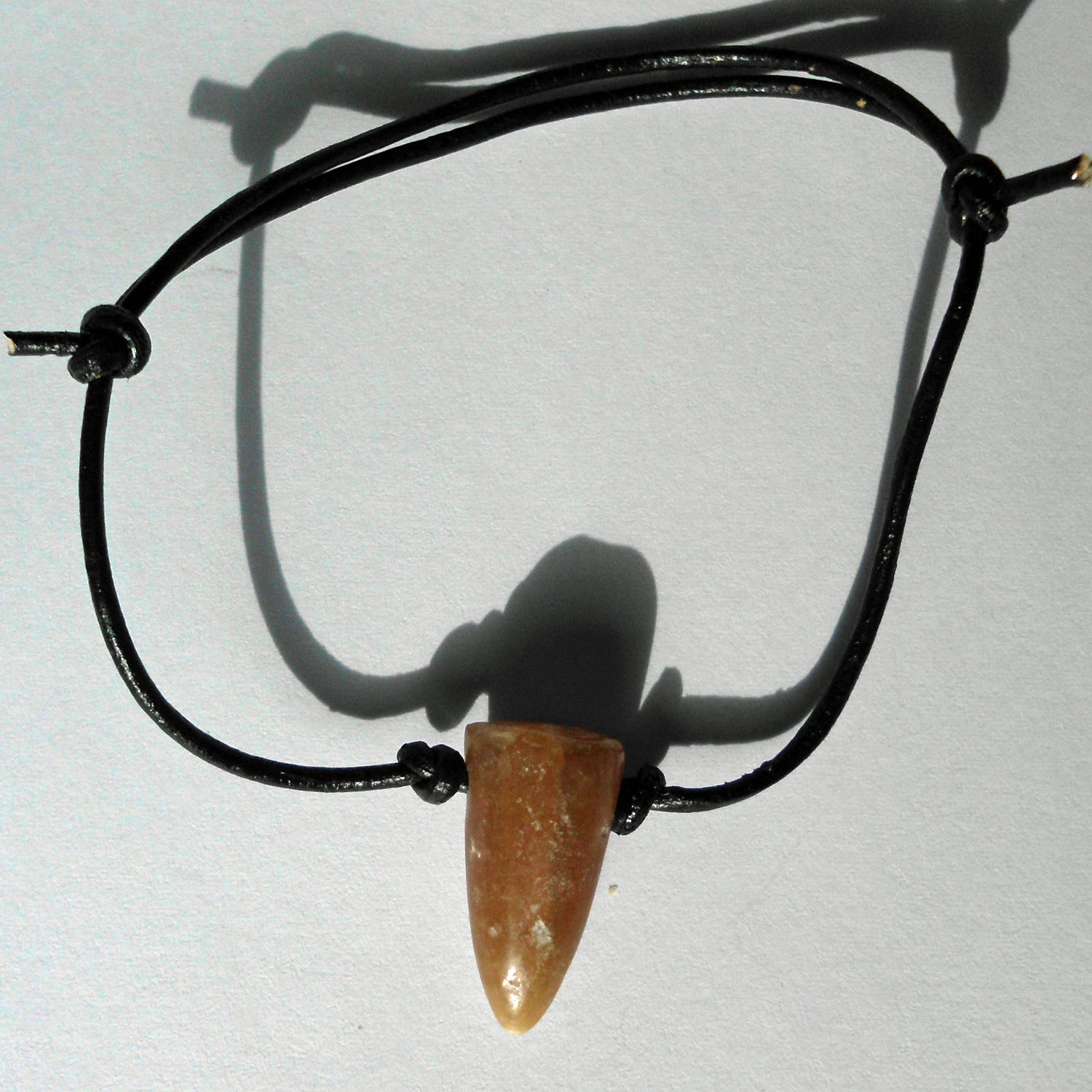 Lederarmband mit Donnerkeilspitze, verstellbar und einzigartig